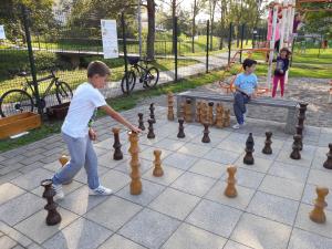 Eni na veliki šahovnici, drugi na igralih v športnem parku.